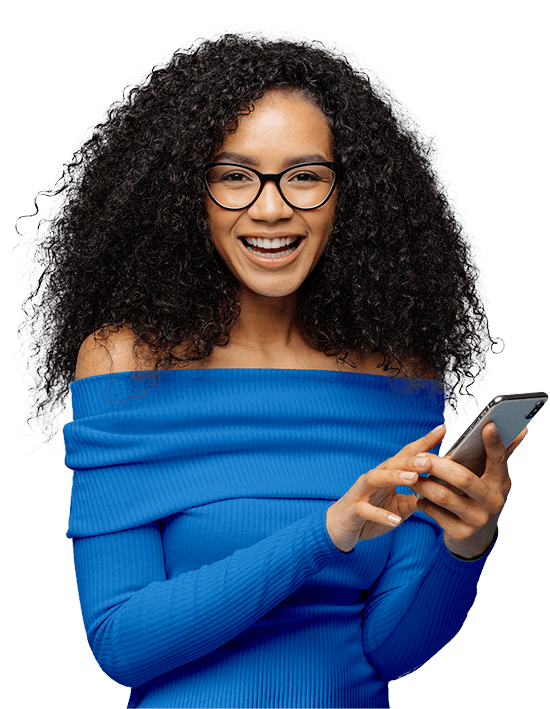 Mulher sorridente utilizando celular para realizar assinatura digital.